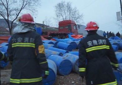 170桶化学药品洒落一地 消防紧急排险/图