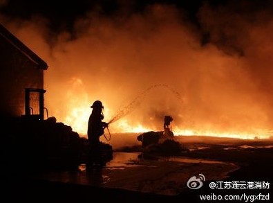 连云港赣榆县一铸造厂爆炸起火染红半边天