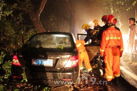 雨路打滑酿车祸 消防10分钟救出被困者