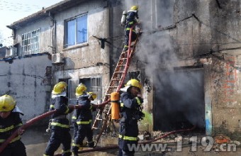 线路老化引燃民宅 无锡消防急抢“炸弹”