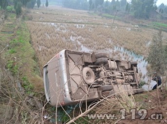 雨天路滑客车侧翻20人被困 南充消防急救援