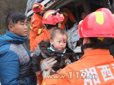 包茂高速两车追尾 消防迅速出动勇救7人