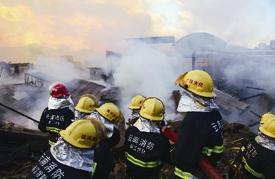 独克宗古城发生大火 云南消防全力扑救