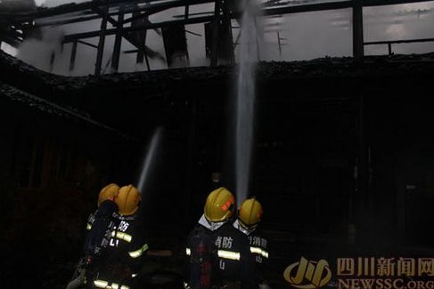 乐山古建筑“龙神祠”突发大火 消防救援