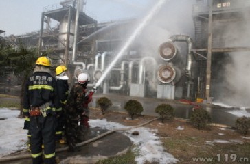 石油助剂厂发生火灾 近百辆消防车灭火救援