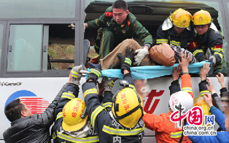 高速客货车追尾19人伤 消防救出4名被困者