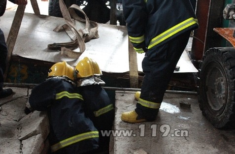 板厂20吨重热压机压住男子 消防生死大营救