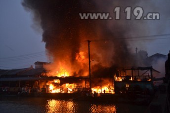 瑞安莘塍老街起火烧毁11间店铺 消防灭火