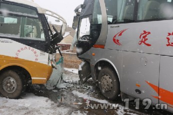 雪天路滑致两客车相撞 定西消防紧急救援