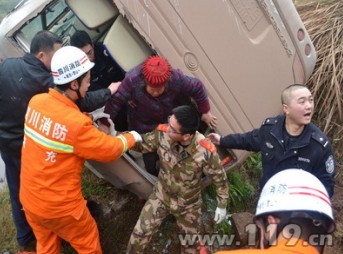 雨天路滑客车侧翻20人被困 南充消防急救援