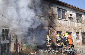 线路老化引燃民宅 无锡消防急抢“炸弹”