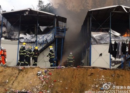 永春一工地起火 熊熊大火致铁板房只剩骨架