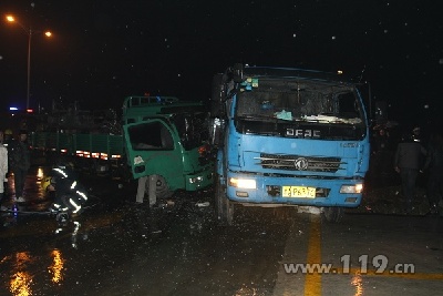 雨夜两货车相撞 长兴消防破拆车门救司机