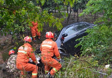 高速行驶制造惨祸 消防紧急排险救人