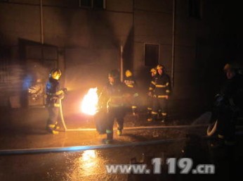 电瓶车充电引燃仓库 常州消防奋力抢“炸弹”