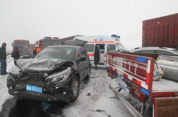 雪天路滑高速公路多车追尾 消防冒雪救援