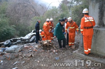 30米高空货车侧翻命弦一线 襄阳消防速救援