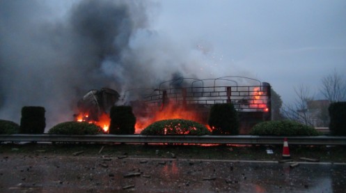 满载烟花爆竹挂车高速起火 永康消防急救