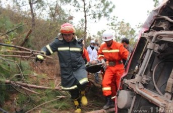 汽车掉入40米悬崖6人被困 消防成功救援