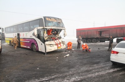 长途客车失控撞货车 阜康消防成功处置