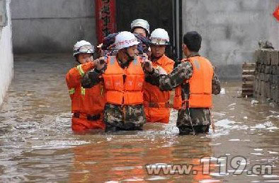 普降大雨村民被困 黄山消防抗击洪灾纪实