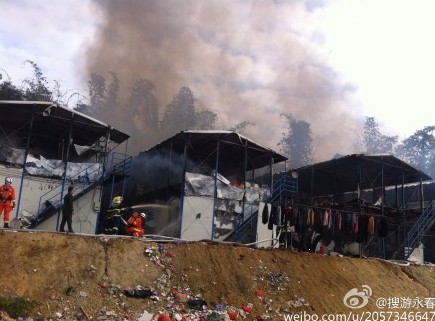 永春一工地起火 熊熊大火致铁板房只剩骨架