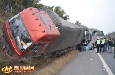 内遂高速客货车追尾19人受伤 消防成功救援