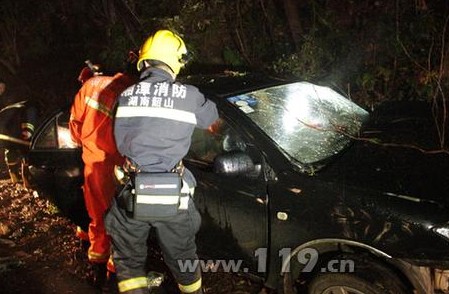 雨路打滑酿车祸 消防10分钟救出被困者