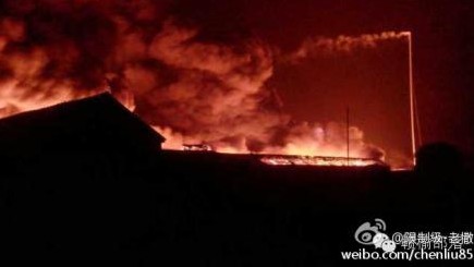 连云港赣榆县一铸造厂爆炸起火染红半边天