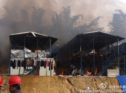 永春一工地起火 熊熊大火致铁板房只剩骨架