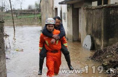 普降大雨村民被困 黄山消防抗击洪灾纪实