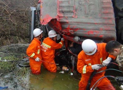 货车侧翻水沟驾驶员被困 消防水中救人