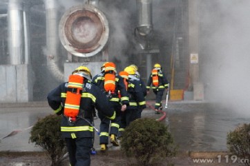 石油助剂厂发生火灾 近百辆消防车灭火救援