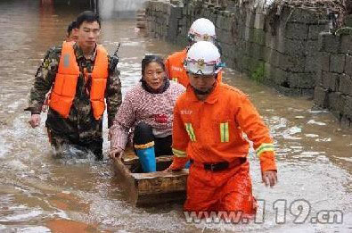 普降大雨村民被困 黄山消防抗击洪灾纪实