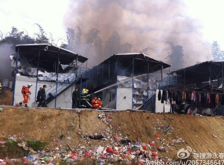 永春一工地起火 熊熊大火致铁板房只剩骨架