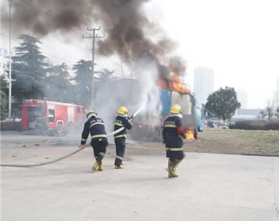 货车行驶途中突发大火 消防紧急救援