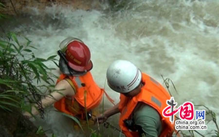 惠州暴雨消防员搭“生命通道”营救27人