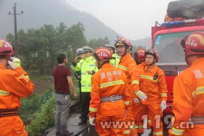 客车撞防护带冲下路基 平阳消防联合救援