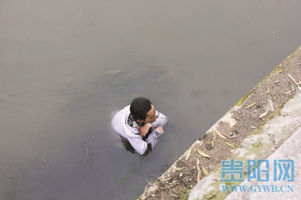 醉酒男子蹲在河中半小时被消防救起