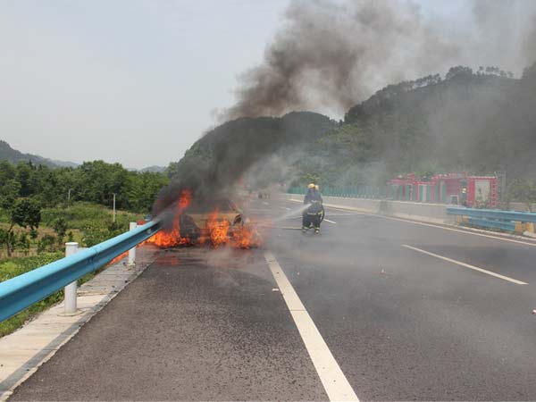 高速公路汽车自燃 贵州江口消防成功扑救