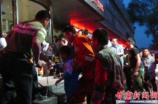 兰州一儿童被旋转门夹手 消防成功施救