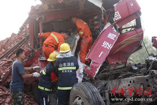 疲劳驾驶车辆追尾 消防官兵火速救援