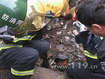 六旬老人跌粪坑命悬一线 浑源消防营救