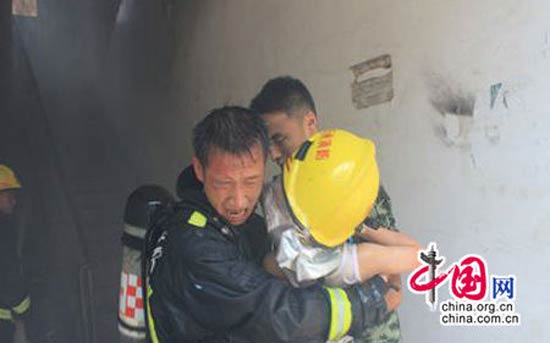 江西抚州一廉租房失火 消防救出4名儿童