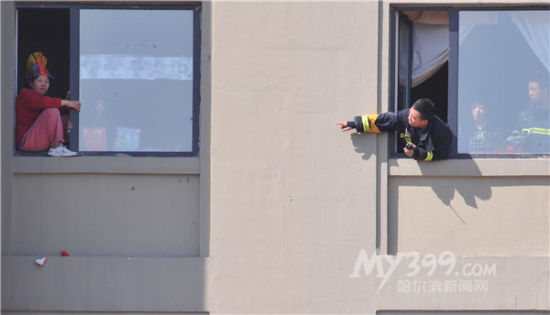 哈市一抑郁女欲跳楼 消防队员翻窗救人