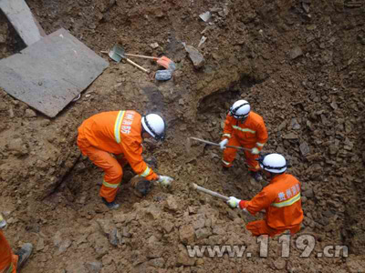 地基泥土塌陷两人被埋 贵州消防全力营救