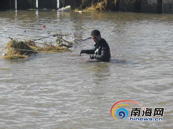 海口一女子溺水身亡 消防蛙人打捞上尸体