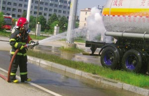 3吨液氨泄漏 抚顺消防设立近千米警戒线