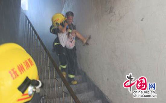 江西抚州一廉租房失火 消防救出4名儿童