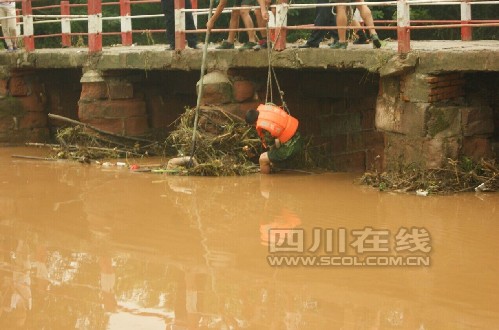 河中惊现一具男尸 消防队员现场打捞